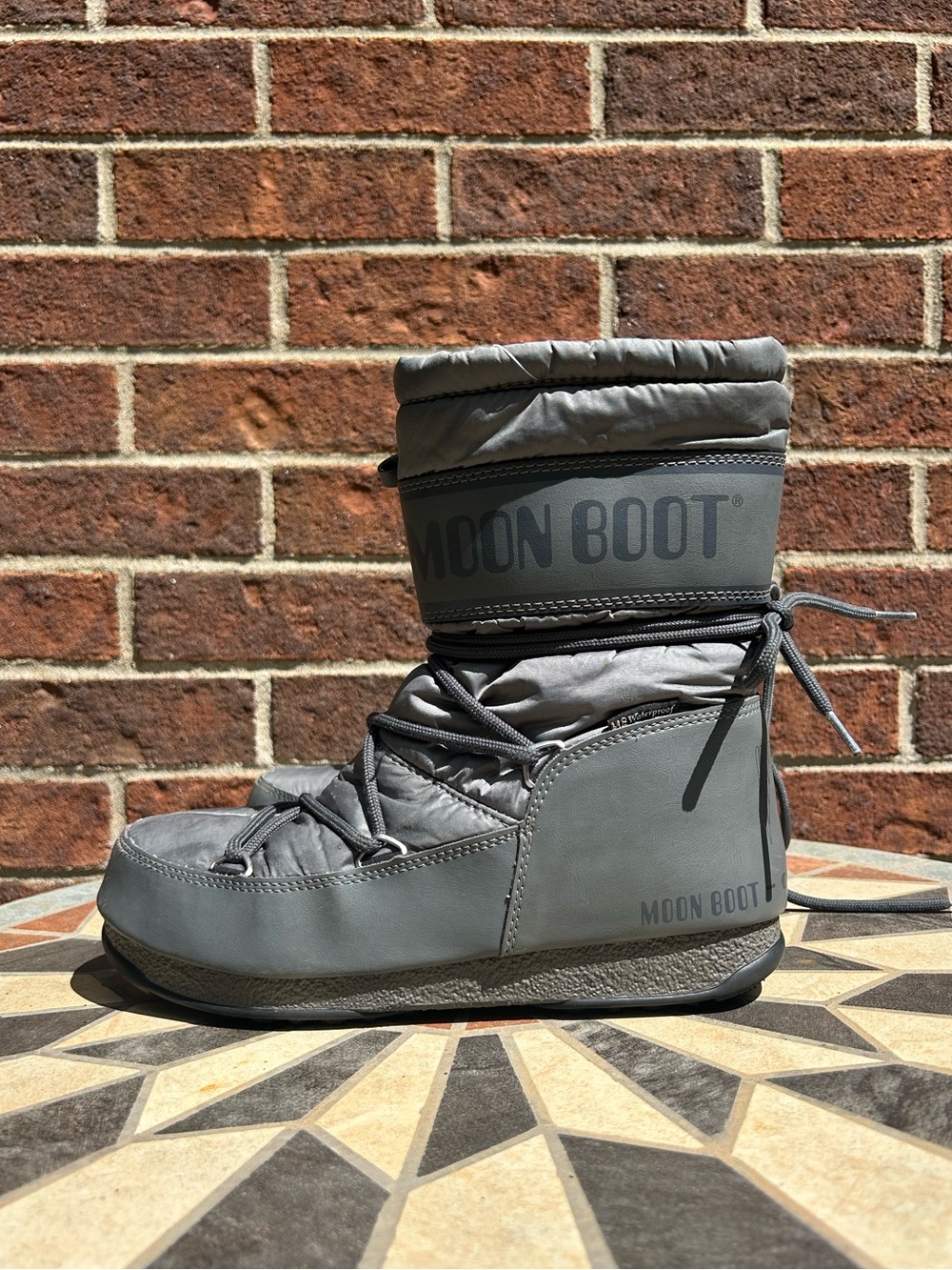 Moon Boot grey short boots